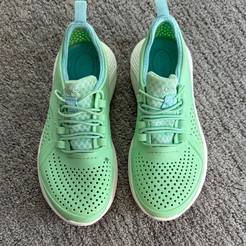 Crocs kids Light Green water shoes size 1